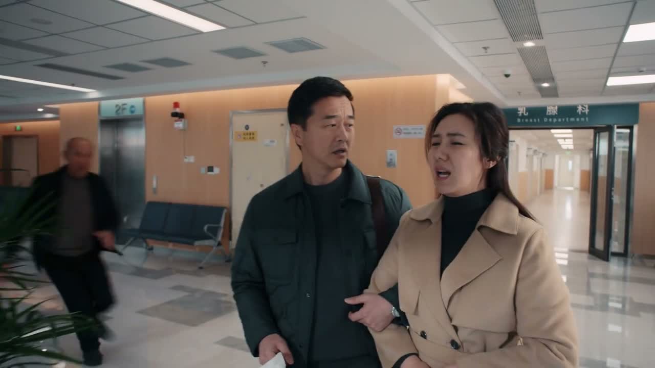 这不是害怕吗 让一让 让一让 干什么呢你