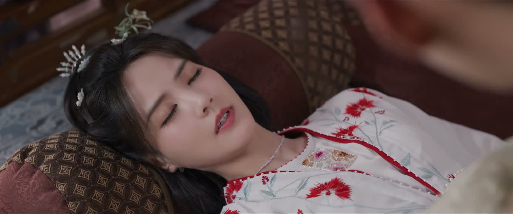 你离我近一点