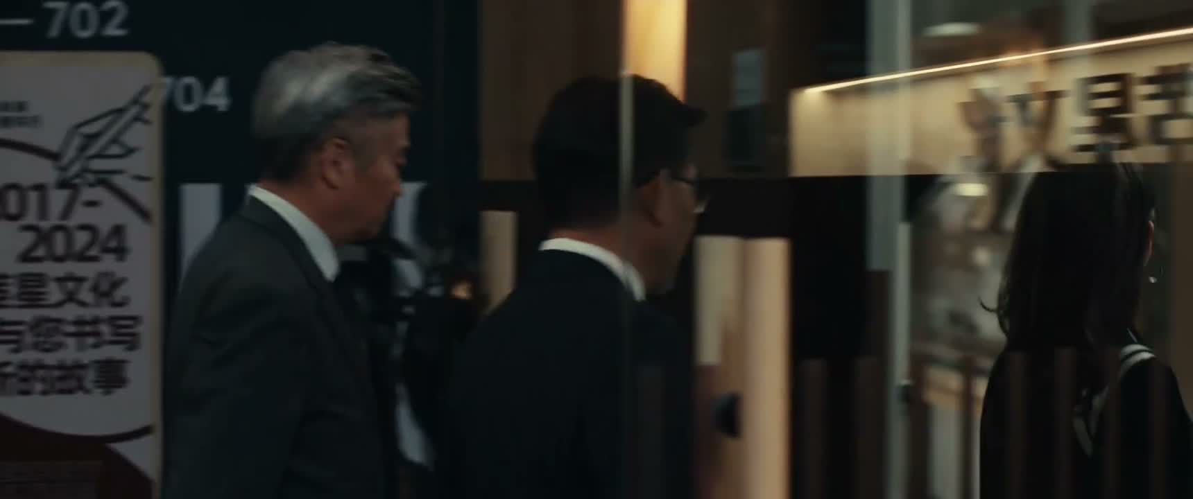 来来 里面请 陈总 来 谢谢你们了 没事