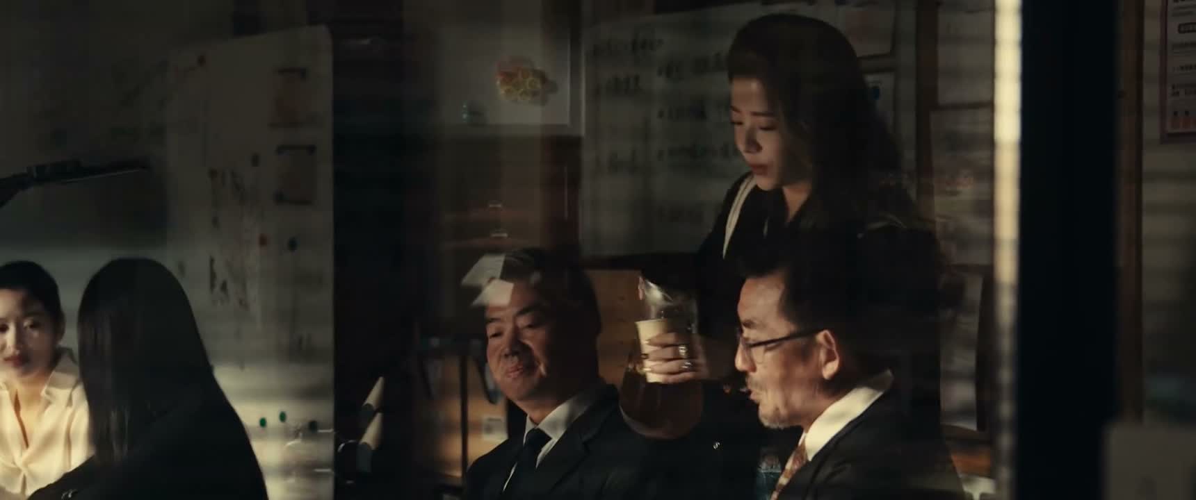 两位总请在这儿稍候一下 林总有点忙