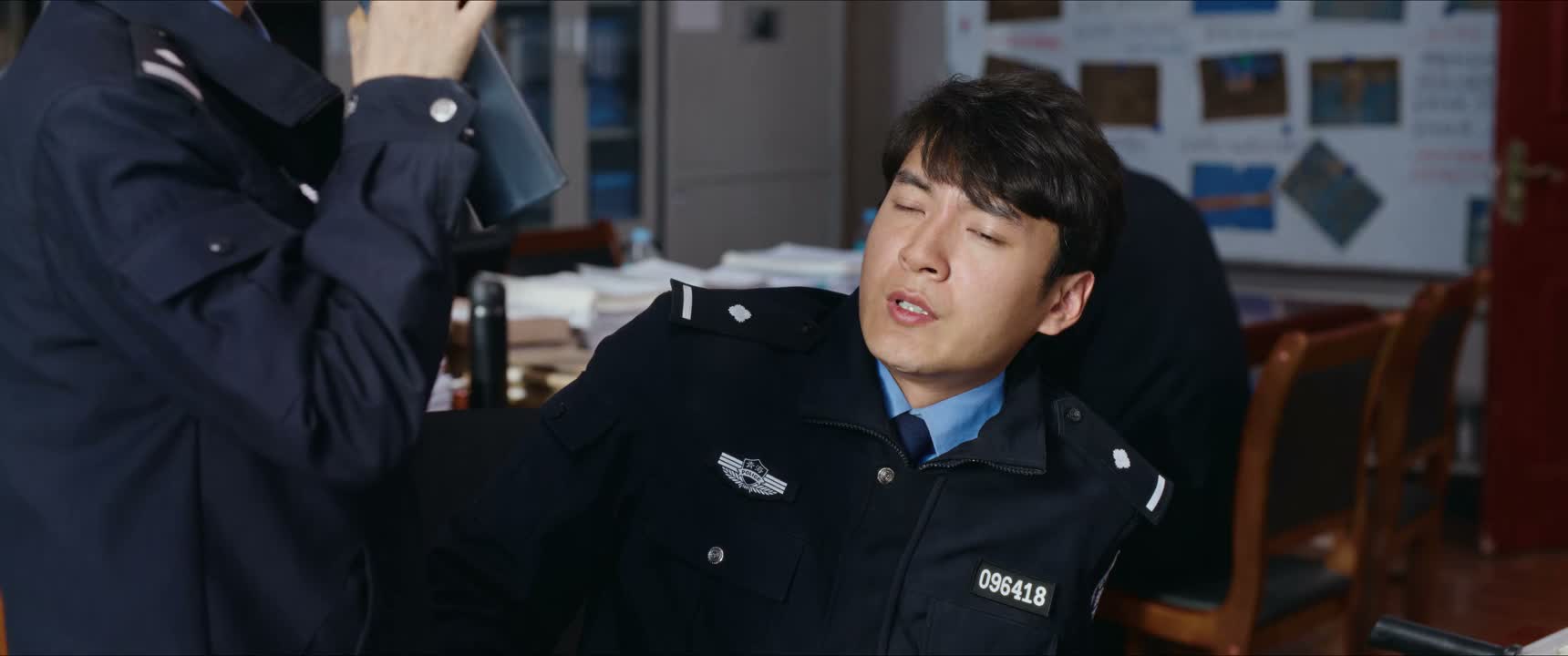 你的意思是 有人当面交给他