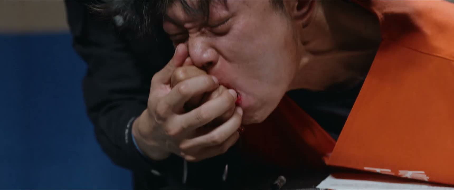 他把笔吞进去了 吐出来 吴江