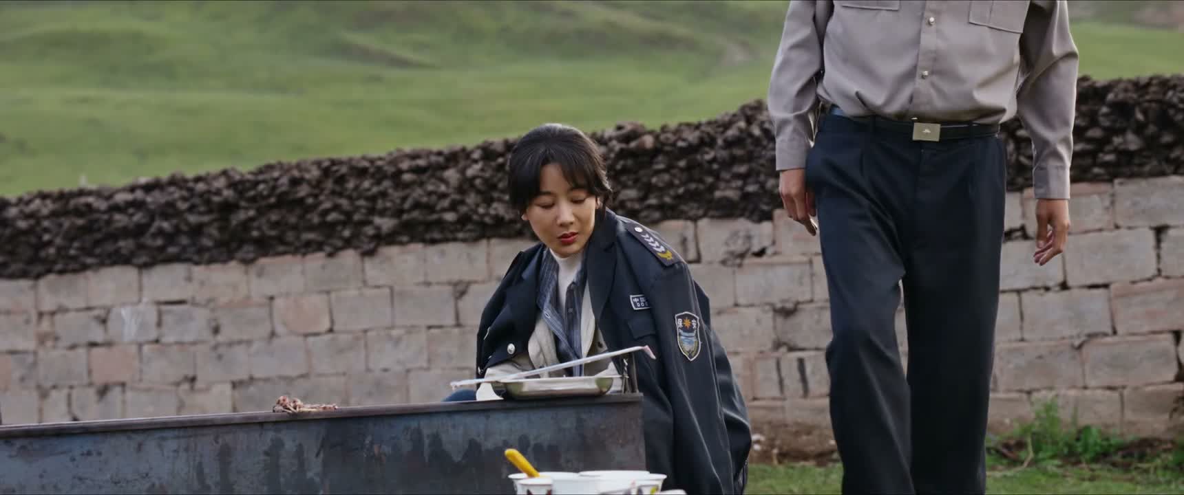 我真警服都脱了 还稀罕你的保安服啊