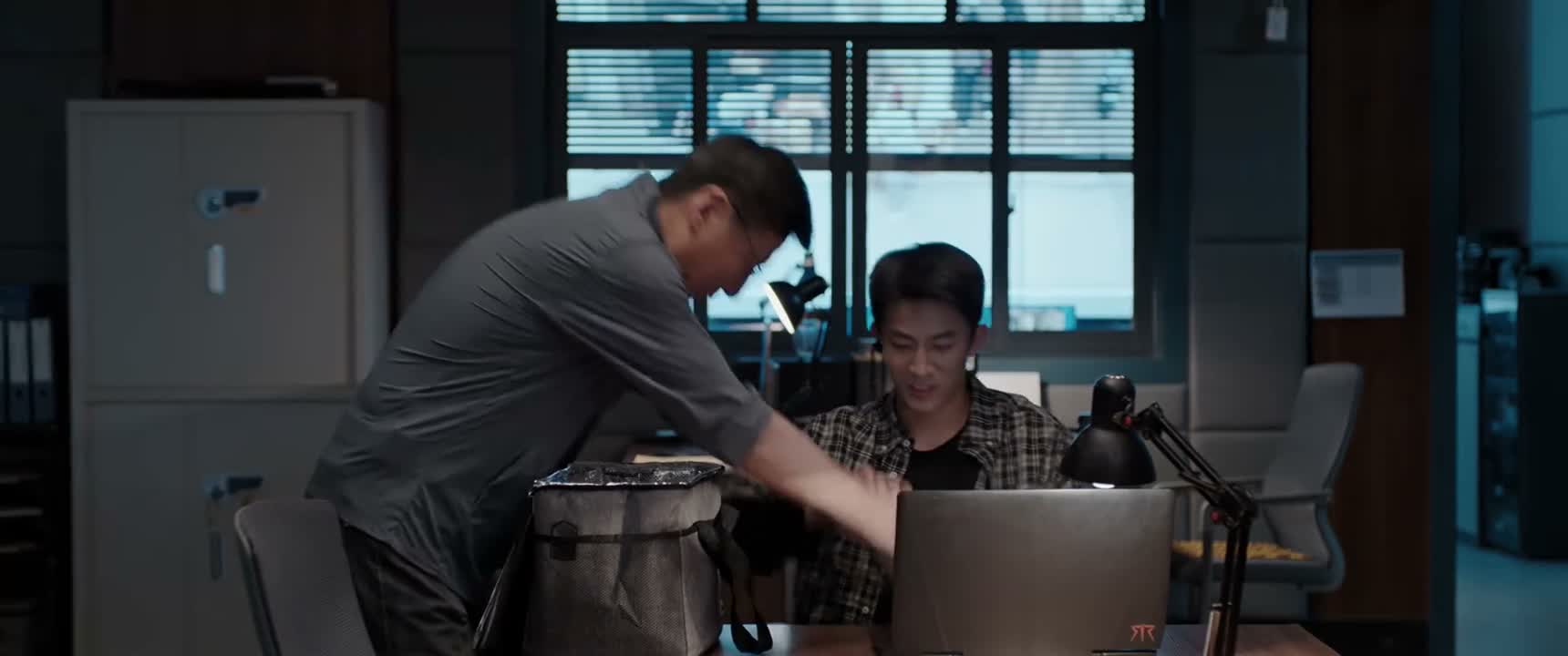 来 给你两盒 一盒 一盒就够 一盒啊