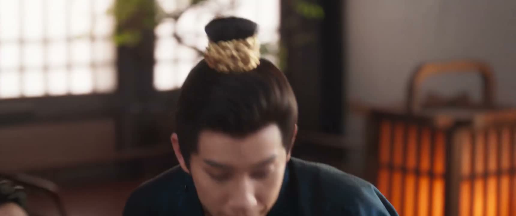 我给你带了衣服还有梳妆用品