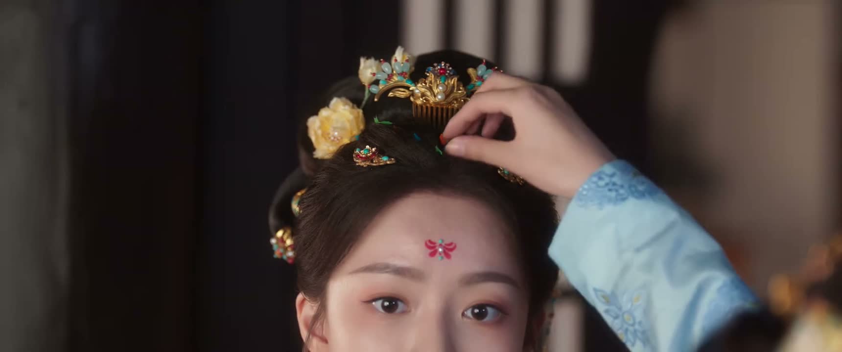 衣服还有包袱上的金粉