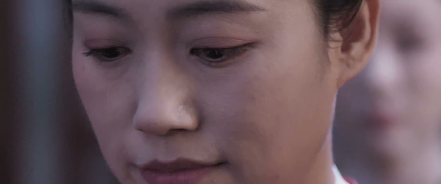 周围的皮肤被挤向眼眶