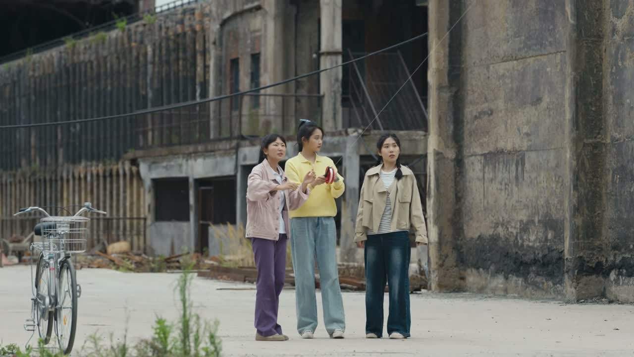 你们仨咋跟落汤鸡似的