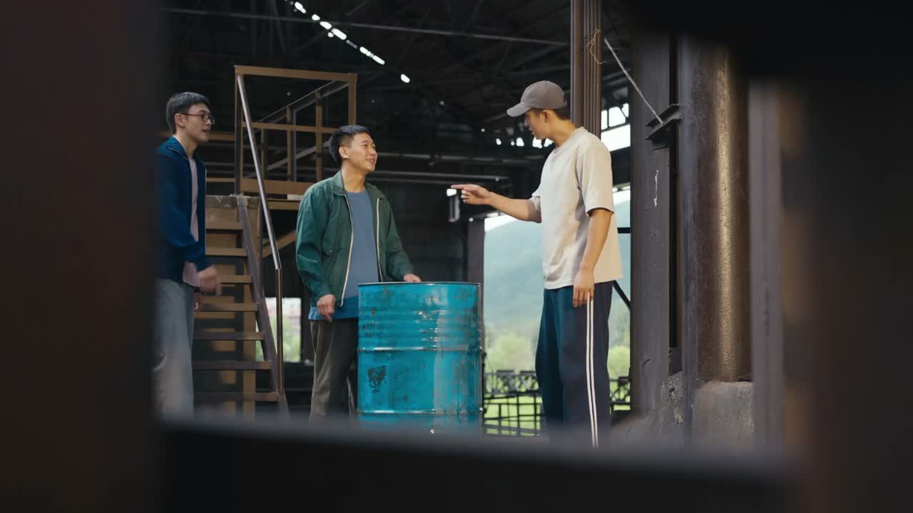 你要能给它砸了我就进去