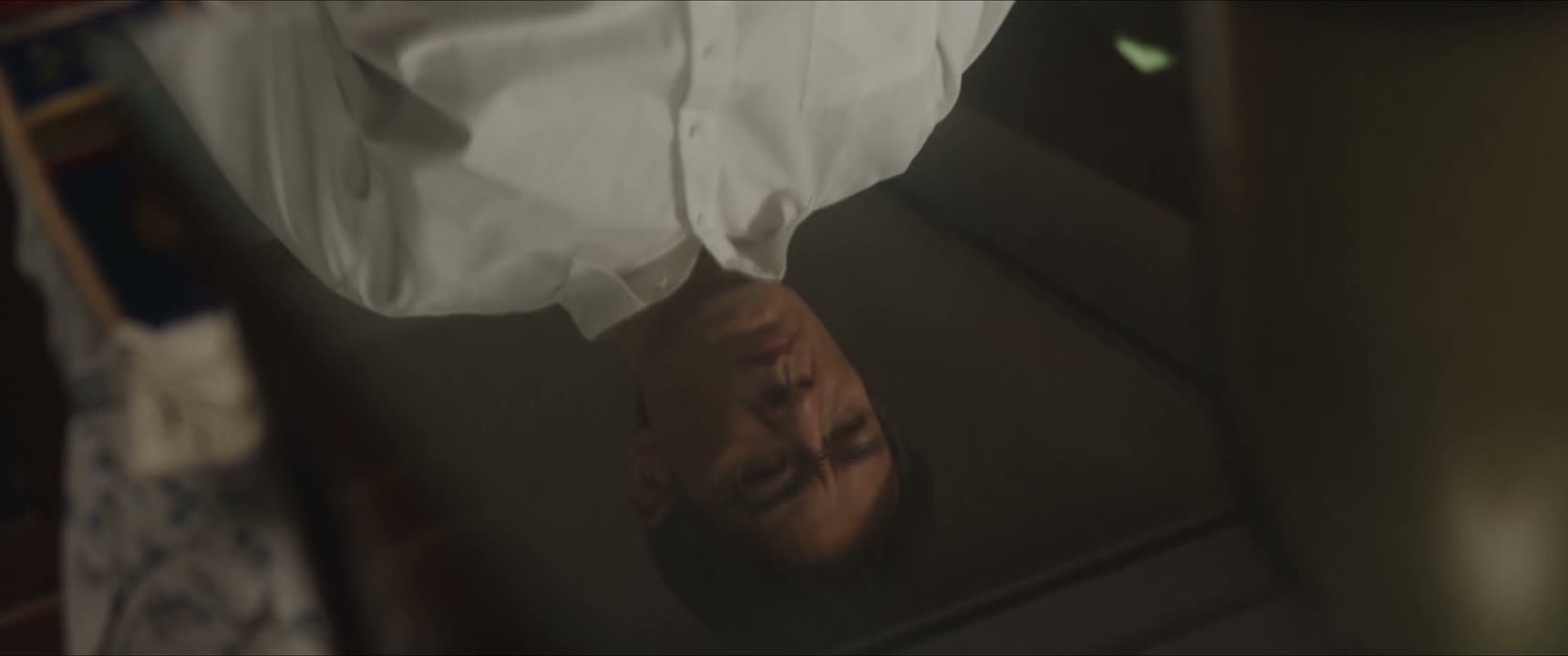 她说以为在哪里 看月亮 都是一样的