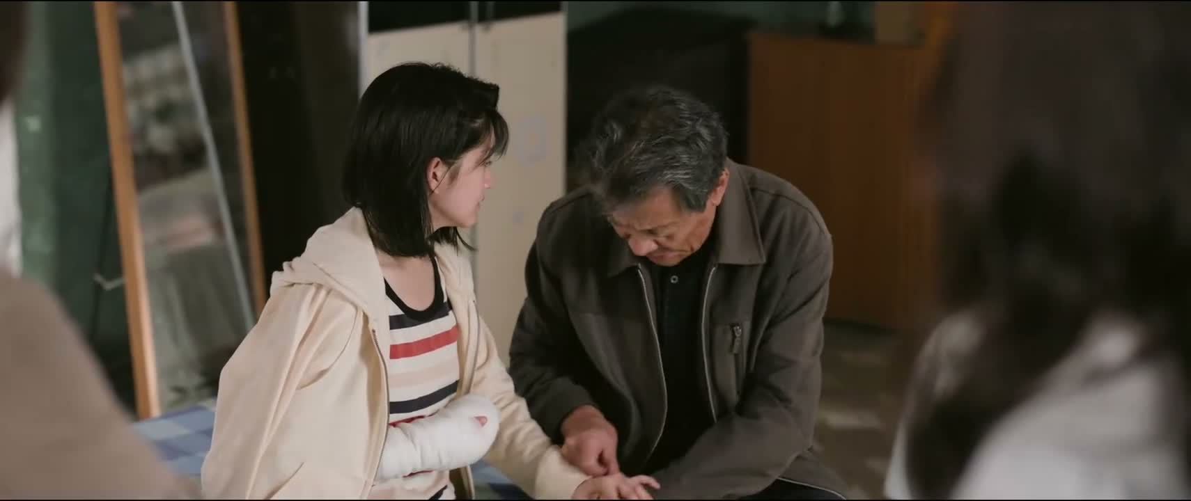 拿着 是外公的心意