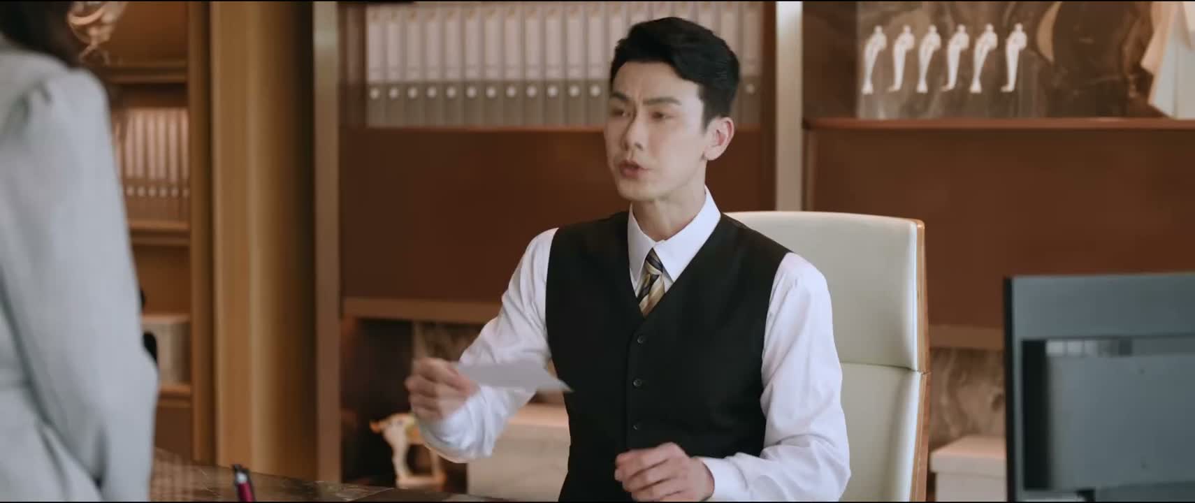 这里是二十万 你先拿着