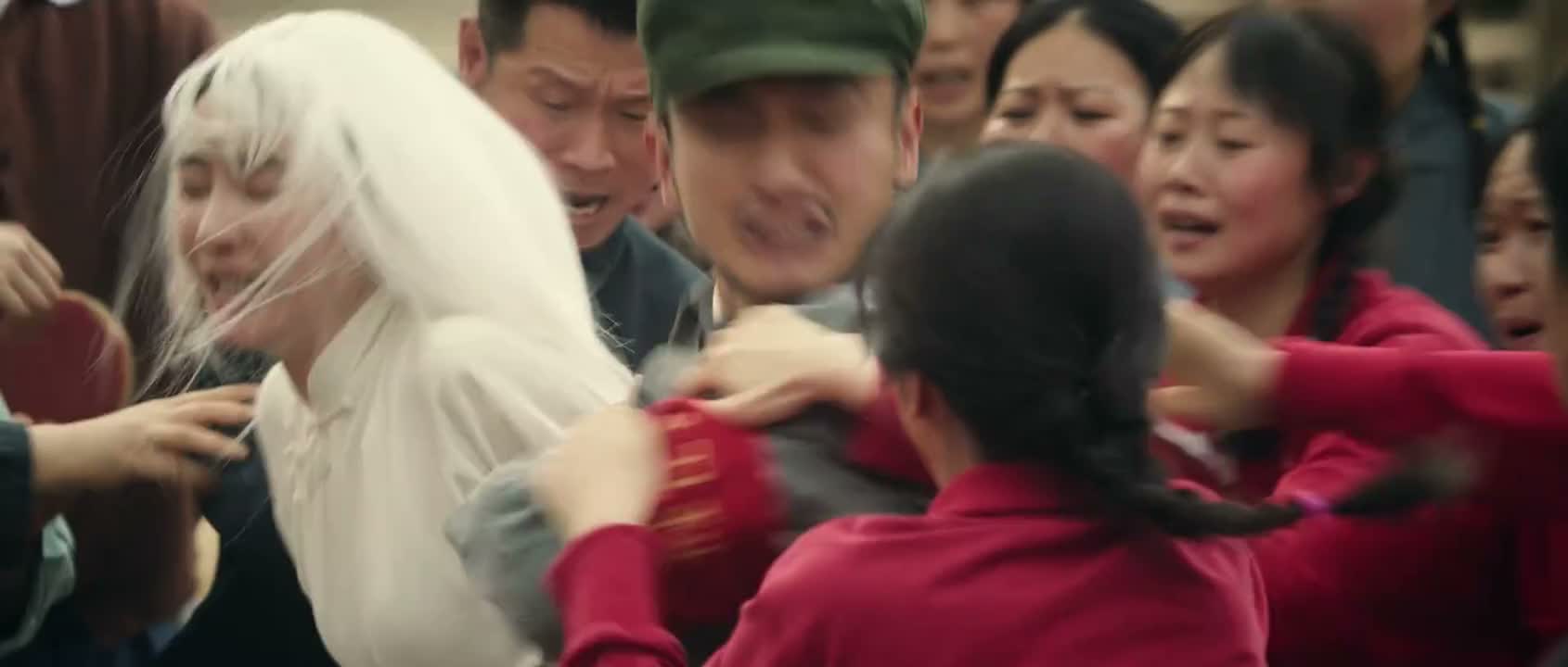 她疯了 躲远点