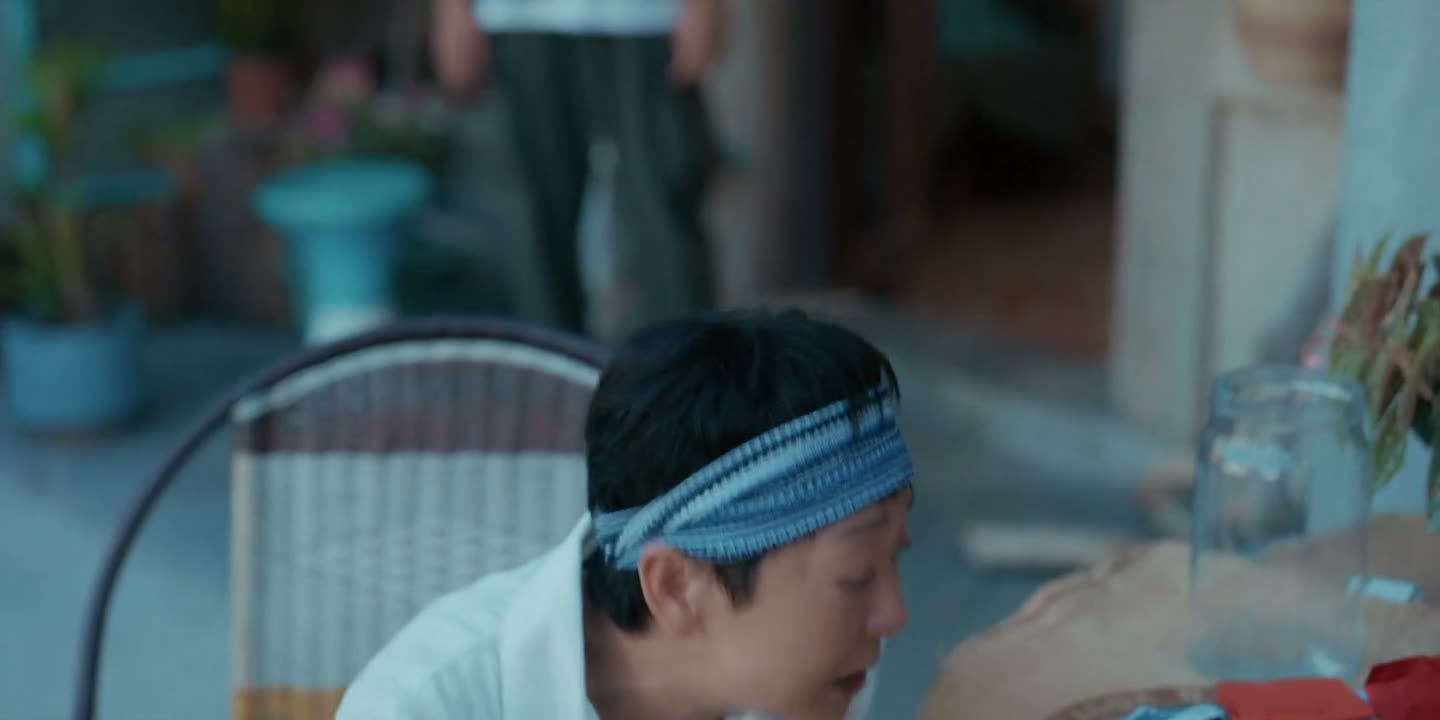 她根本就不会用那个提款机