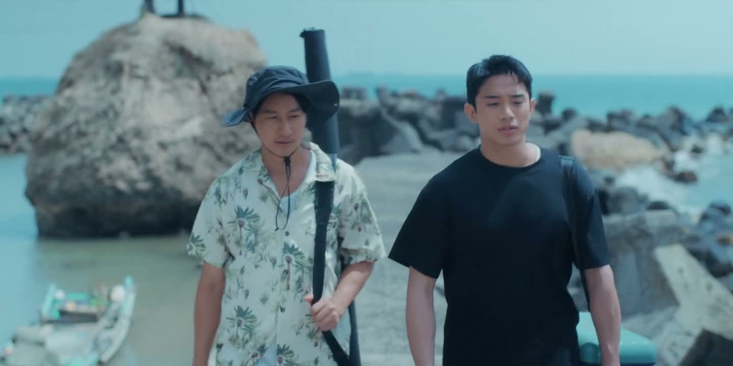 他们两个不是同一个人