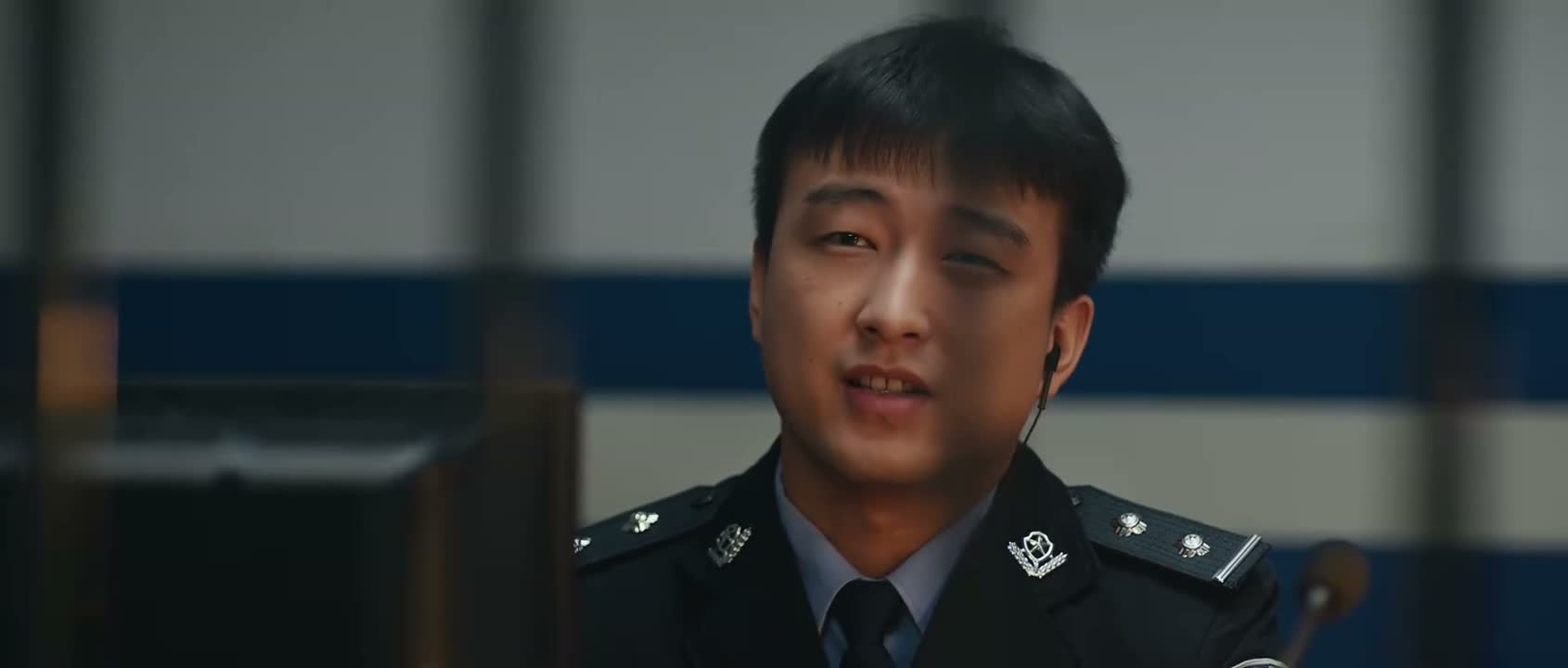 见着警察你跑挺快啊