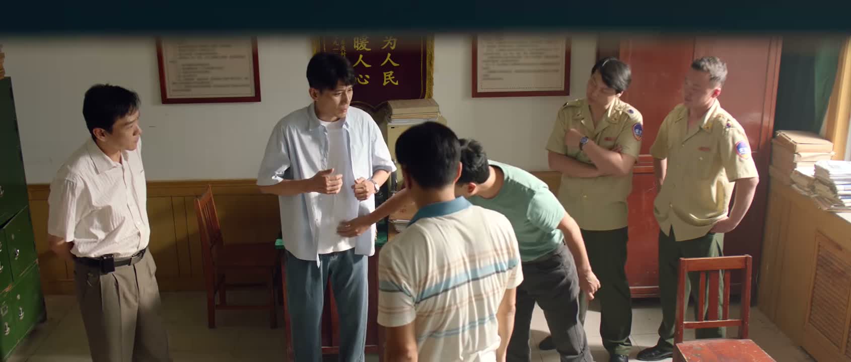 你看这衣服明显短一块嘛