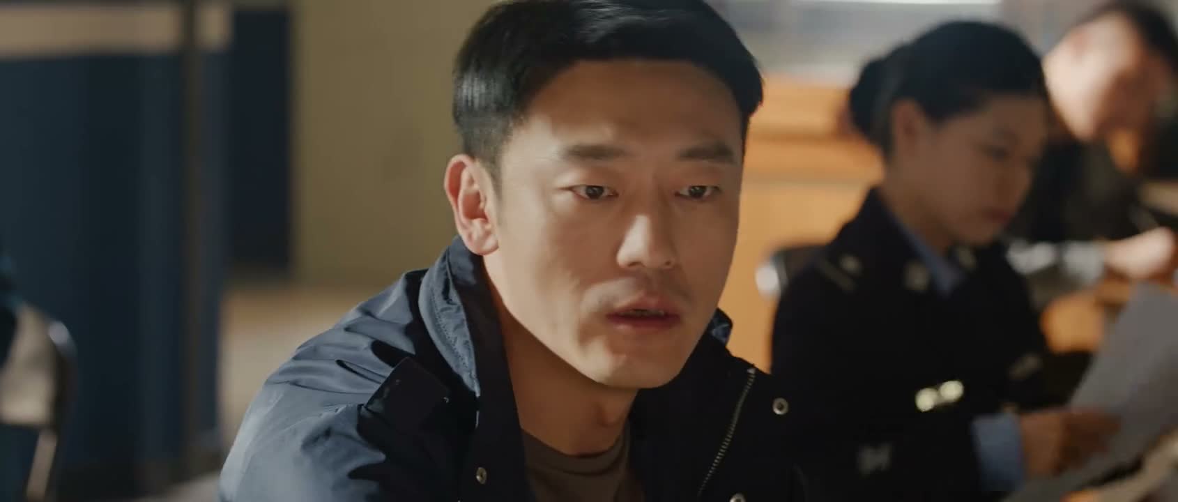 至少也应该是知情者
