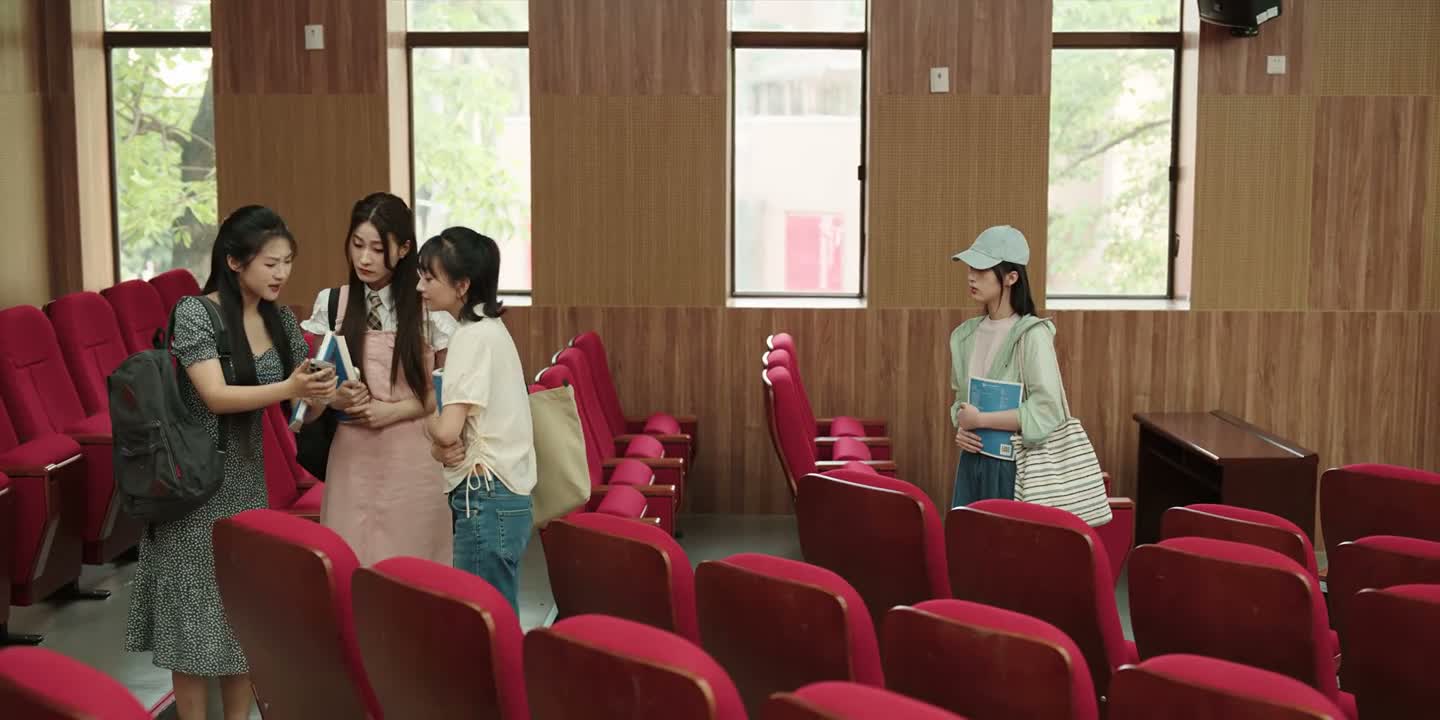 都这么大岁数了还穿花裙子呢