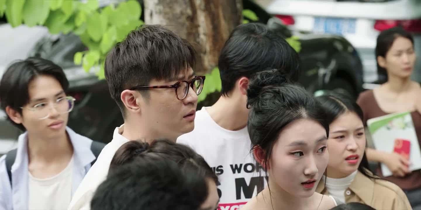 怎么看着这么像小情侣啊