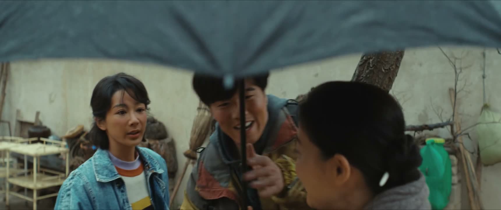 是吗 阿姨 我帮您打伞吧 你吃了再走