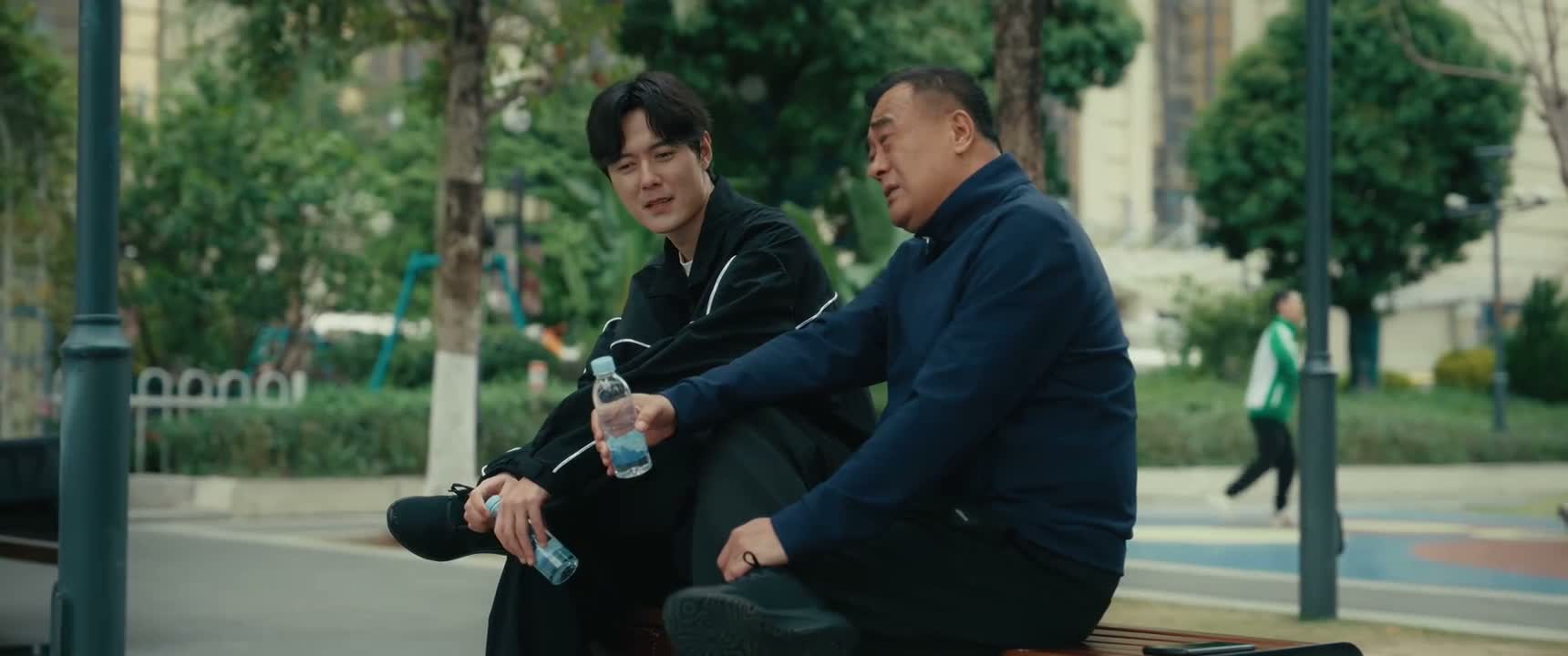 说难听点的话 她也就是给我拿拿杯子 擦擦桌子