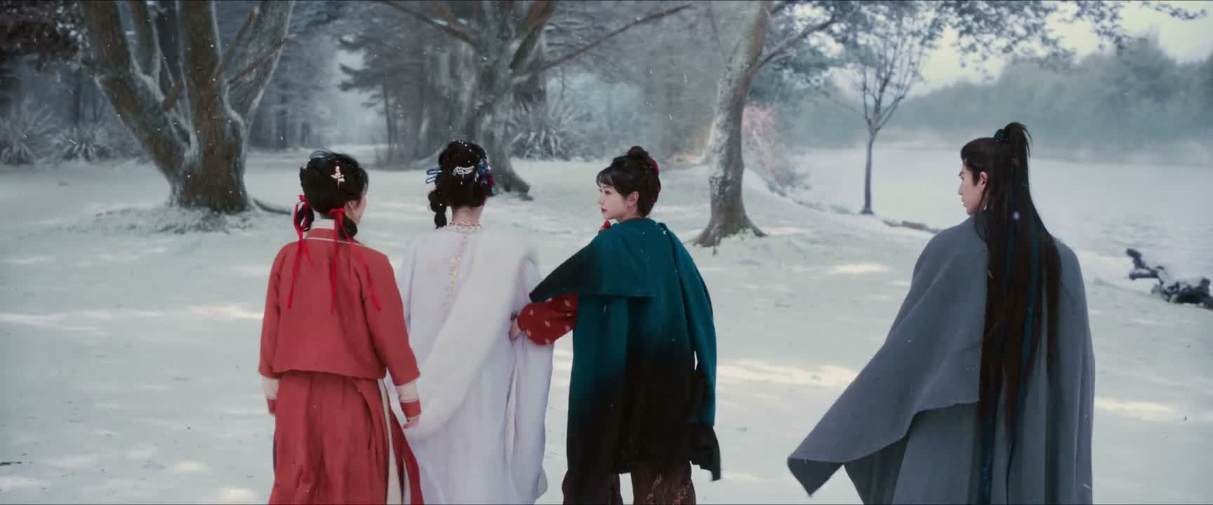 我们本来在村口玩堆雪人