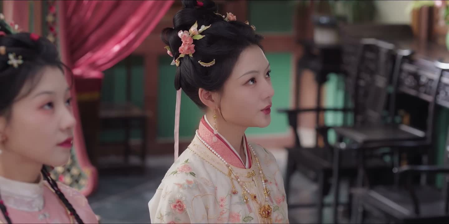 民女就是要过去 敬一杯呢