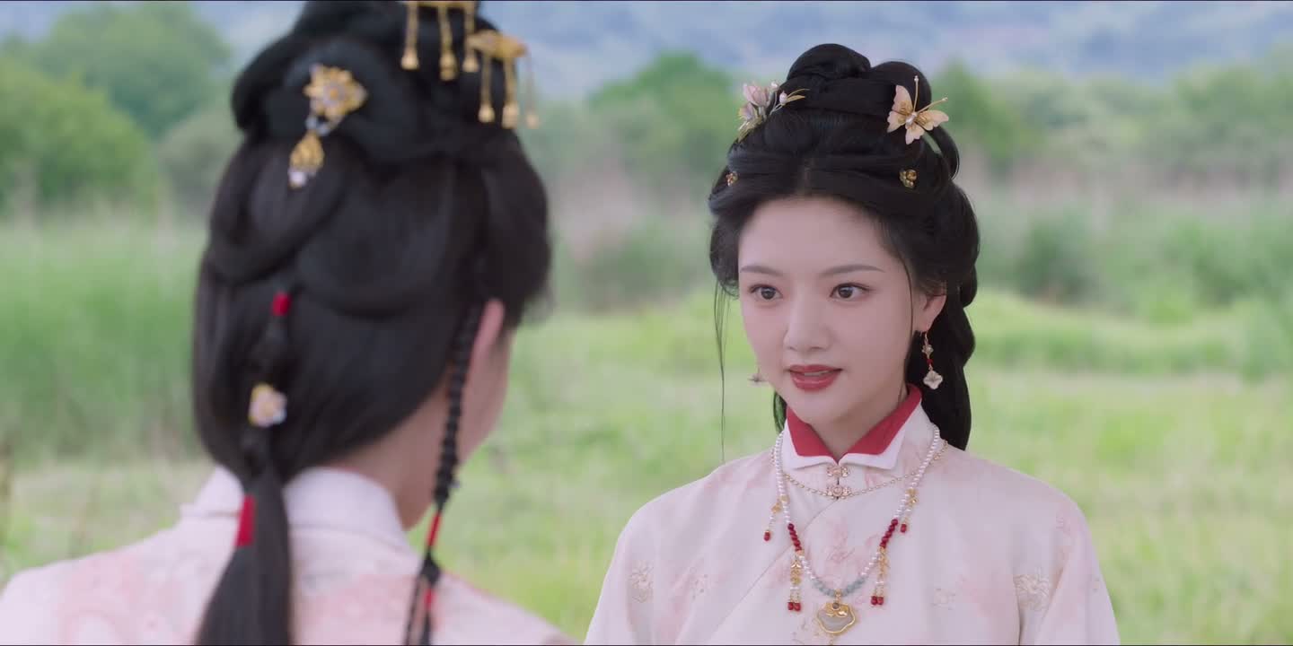 你倒是穿得素净