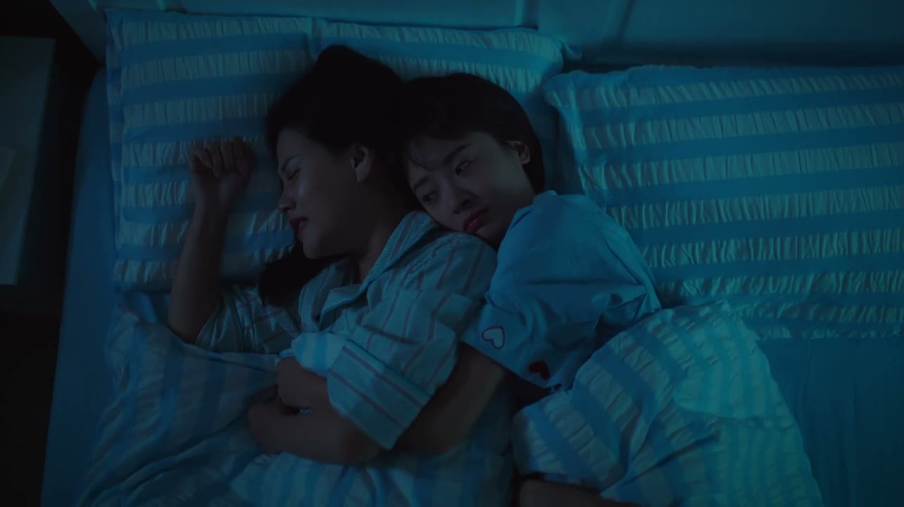 热 别贴着我