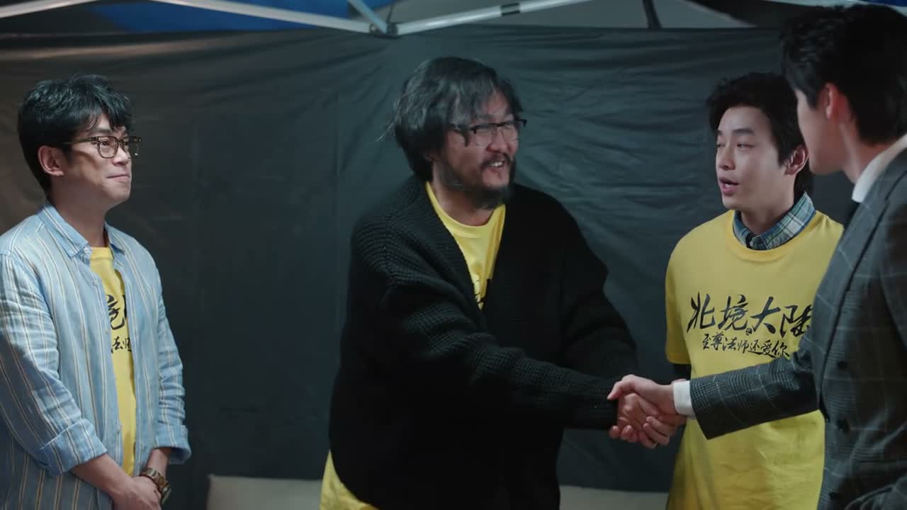 捞总 久仰久仰 这位是我们戏的编剧