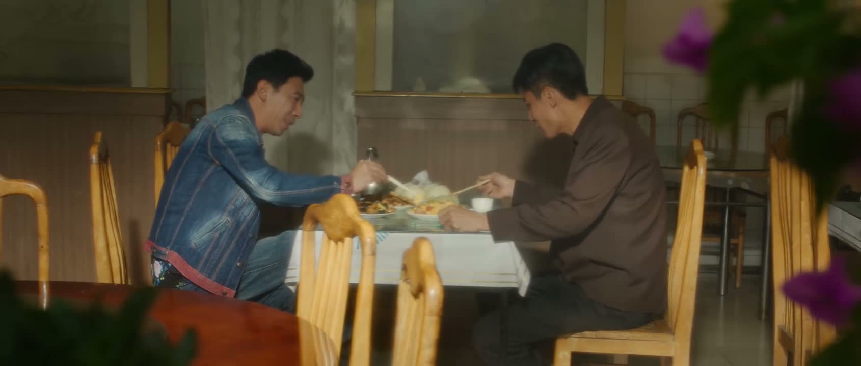 好久没跟你坐在一块儿吃饭了啊