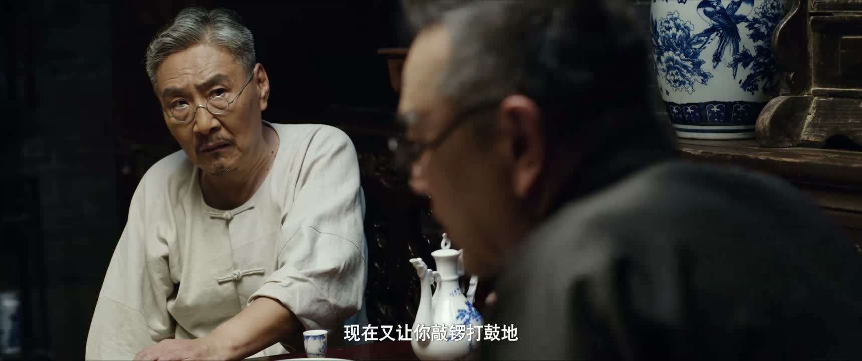 现在又让你敲锣打鼓地