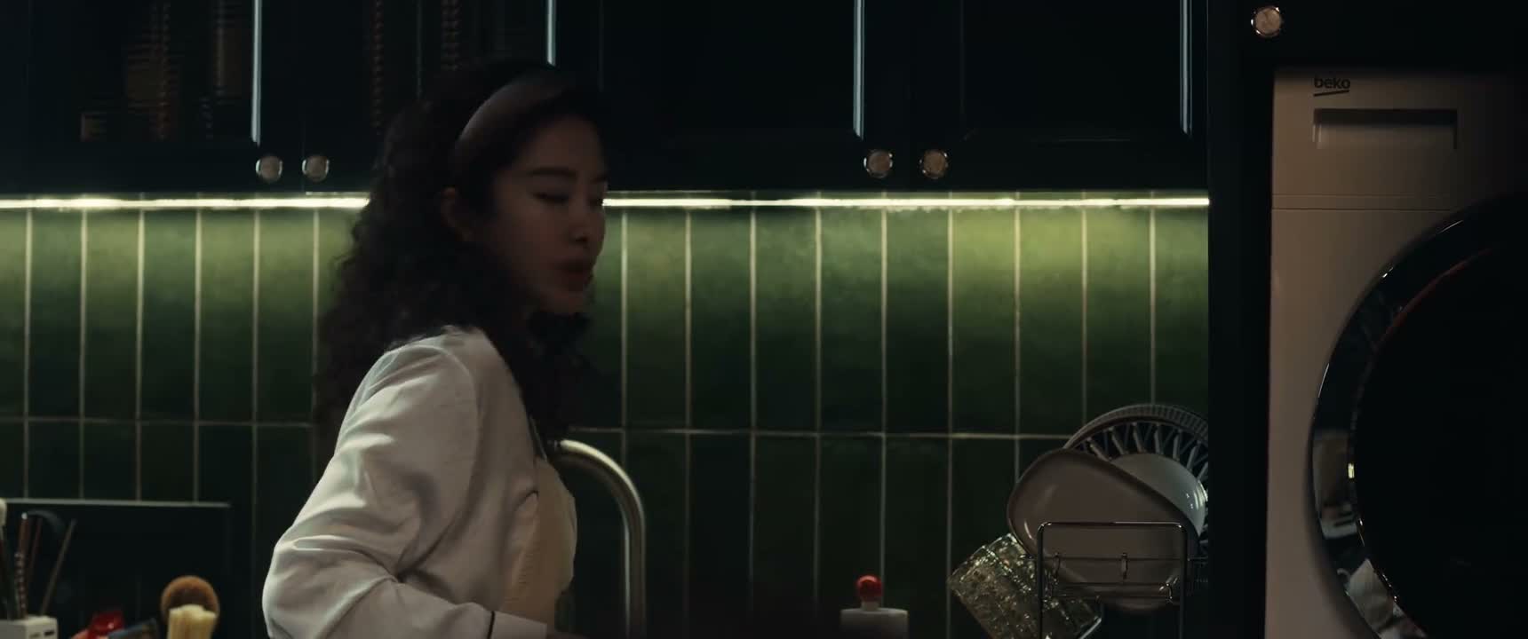不过小女孩魂不守舍