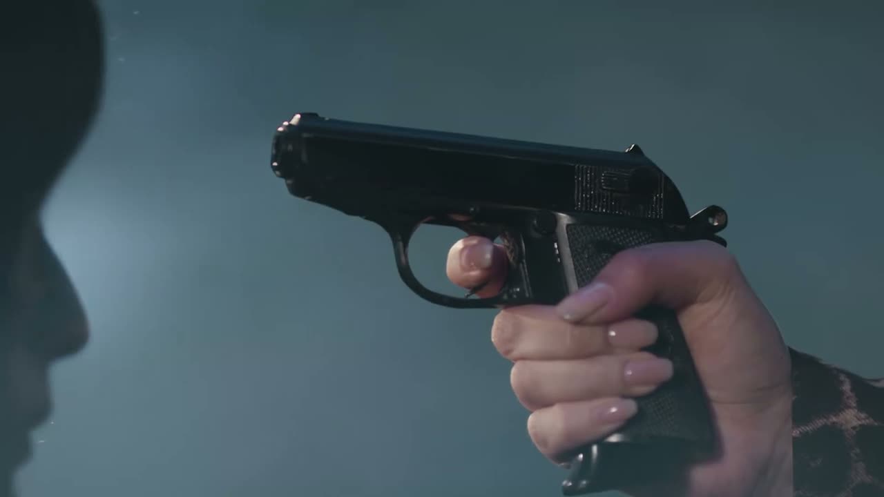 在她扣动扳机的一刹那
