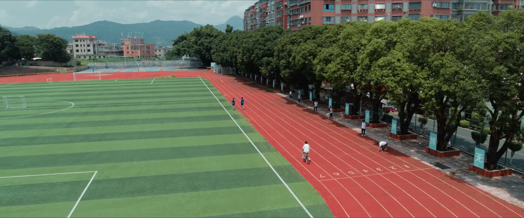 你们停下 我就不追了 您都追我们四圈了