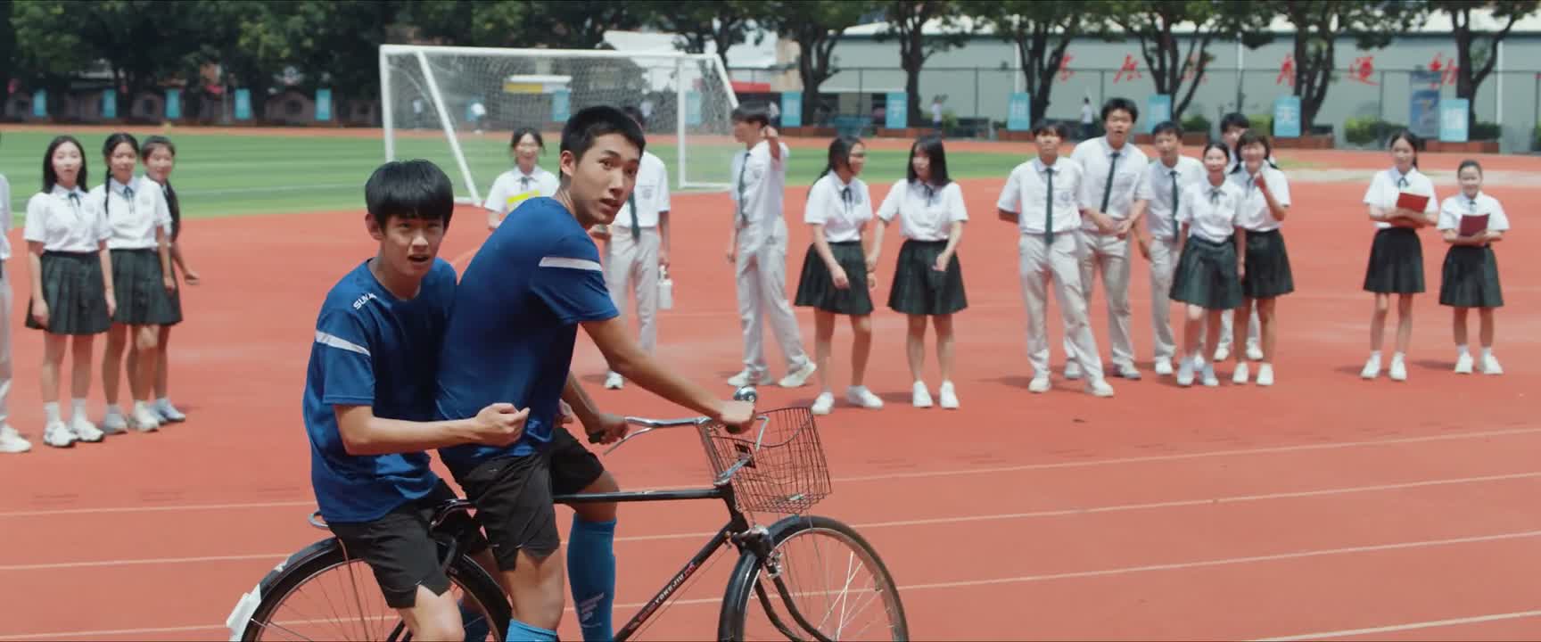 小兔崽子 没经过我的同意 偷我的自行车骑啊