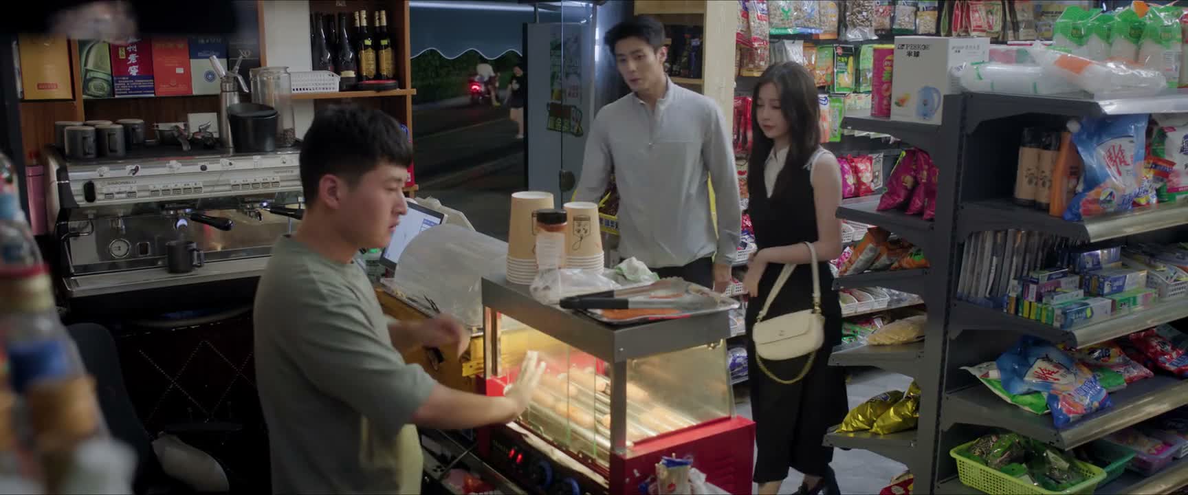 一杯冰美式 好 稍等一下帅哥