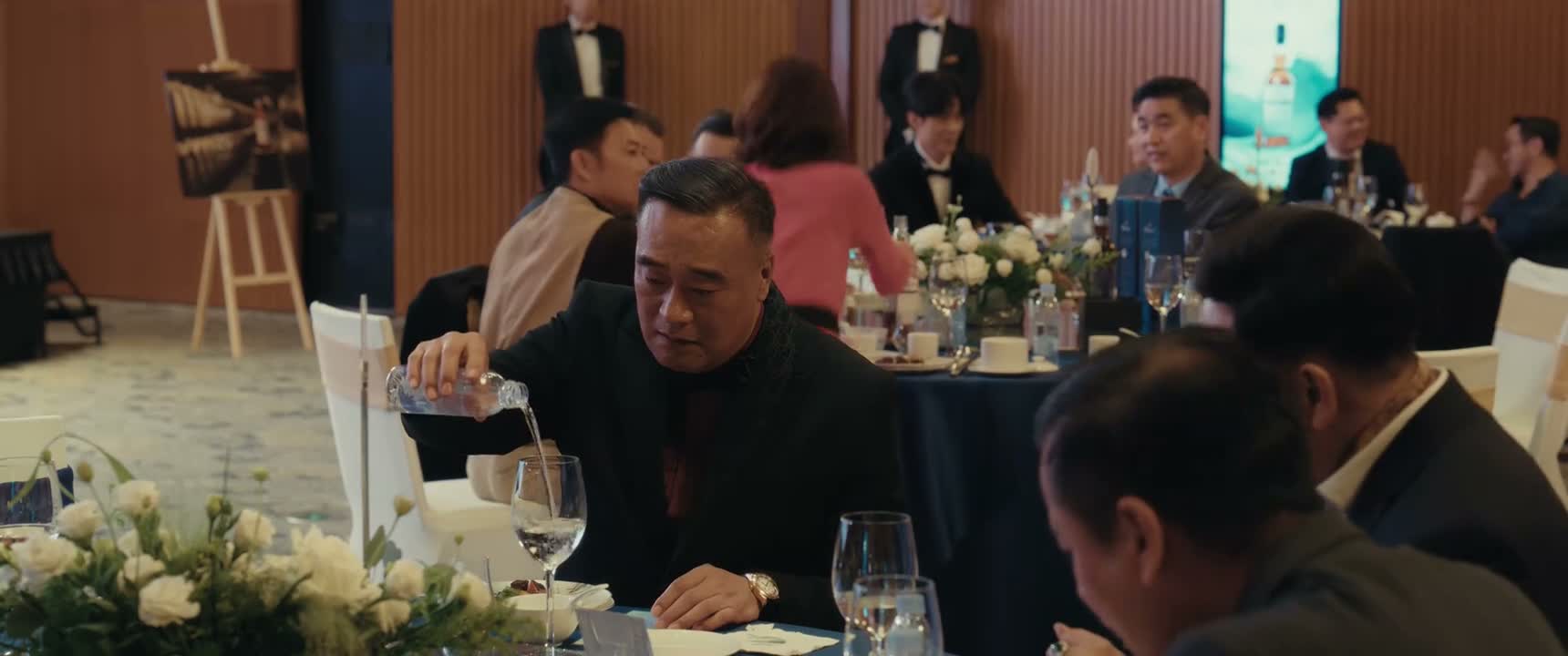 你少喝点啊 还有小杯子 老唐