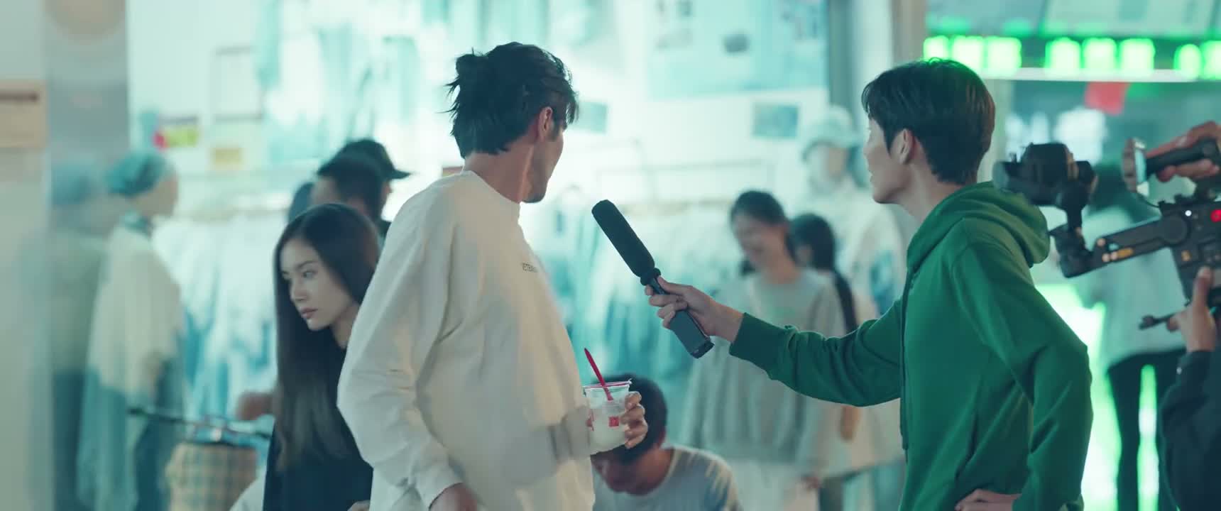 我女朋友有点害羞