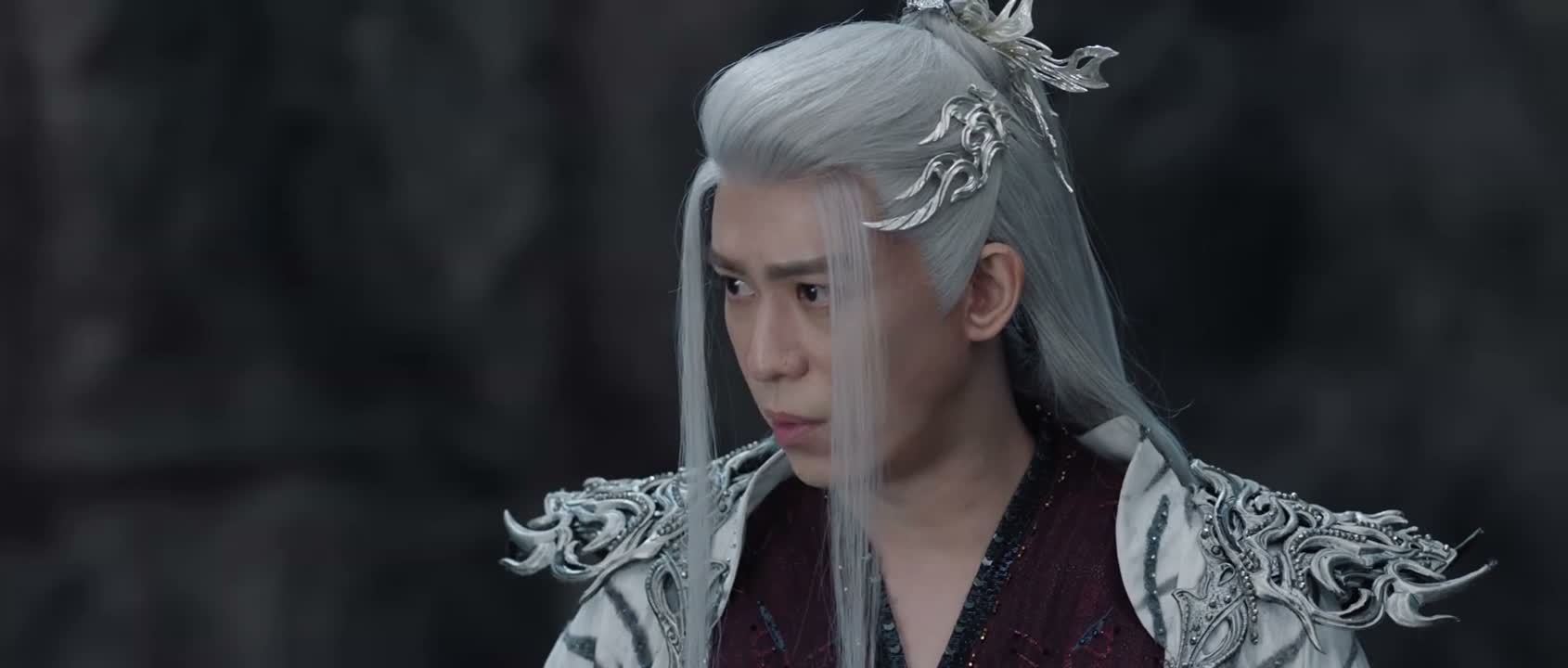 却道貌岸然守在她身边