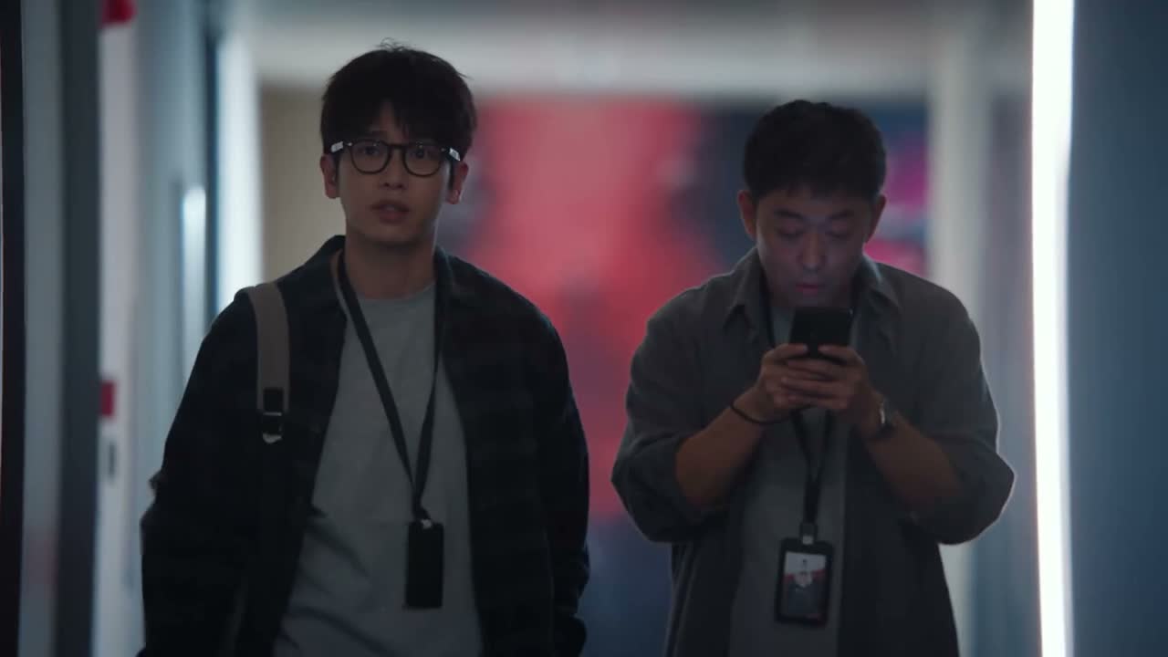 这反正这边监控拍不到 我帮你看着 没玩手机