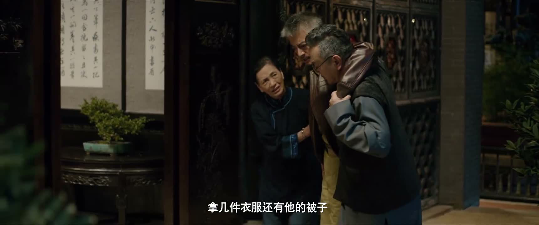 拿几件衣服还有他的被子
