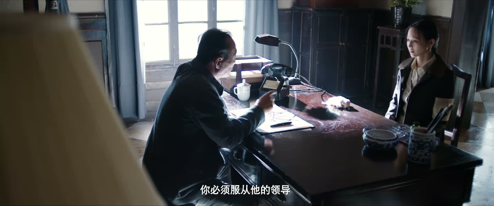 你必须服从他的领导