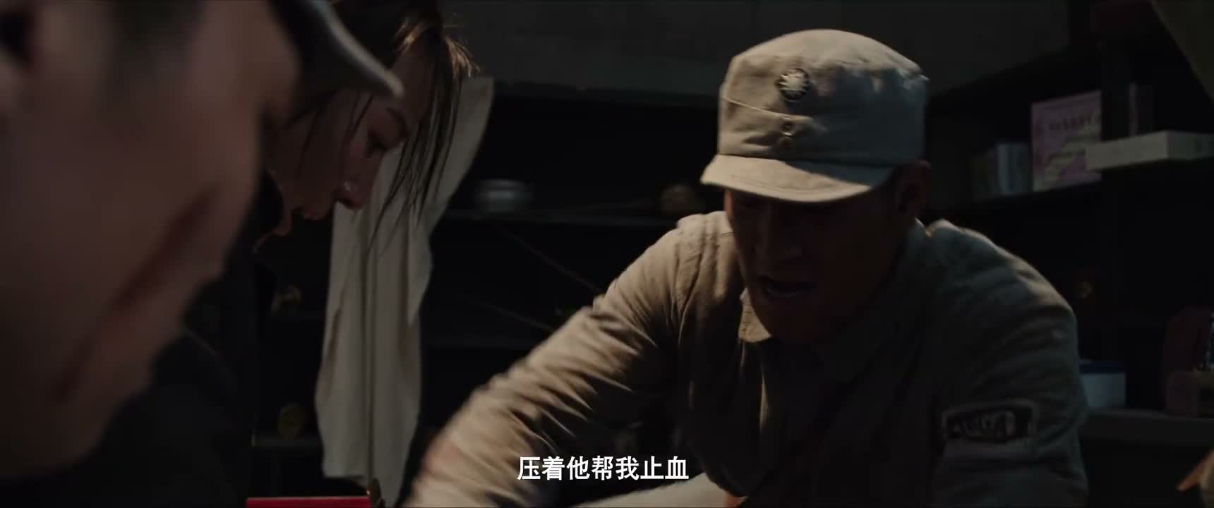 压着他帮着止血