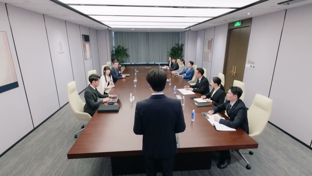 就先不陪大家吃饭了