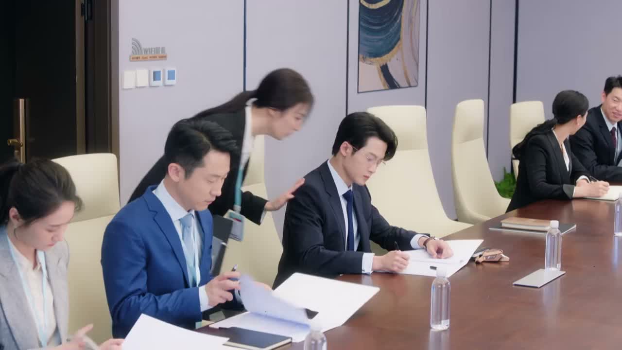 我跟你说个事 一会儿 等一下吧