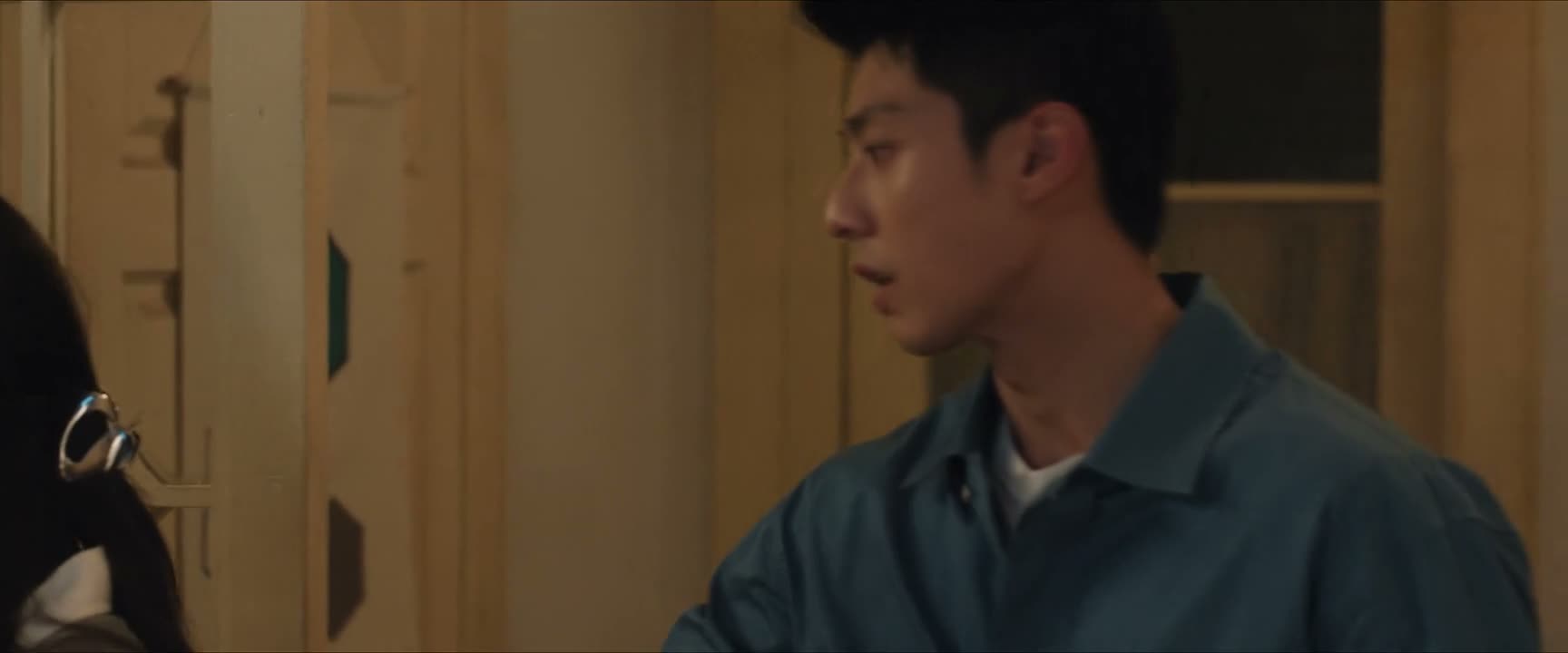 你去沙发上休息吧 我来拿
