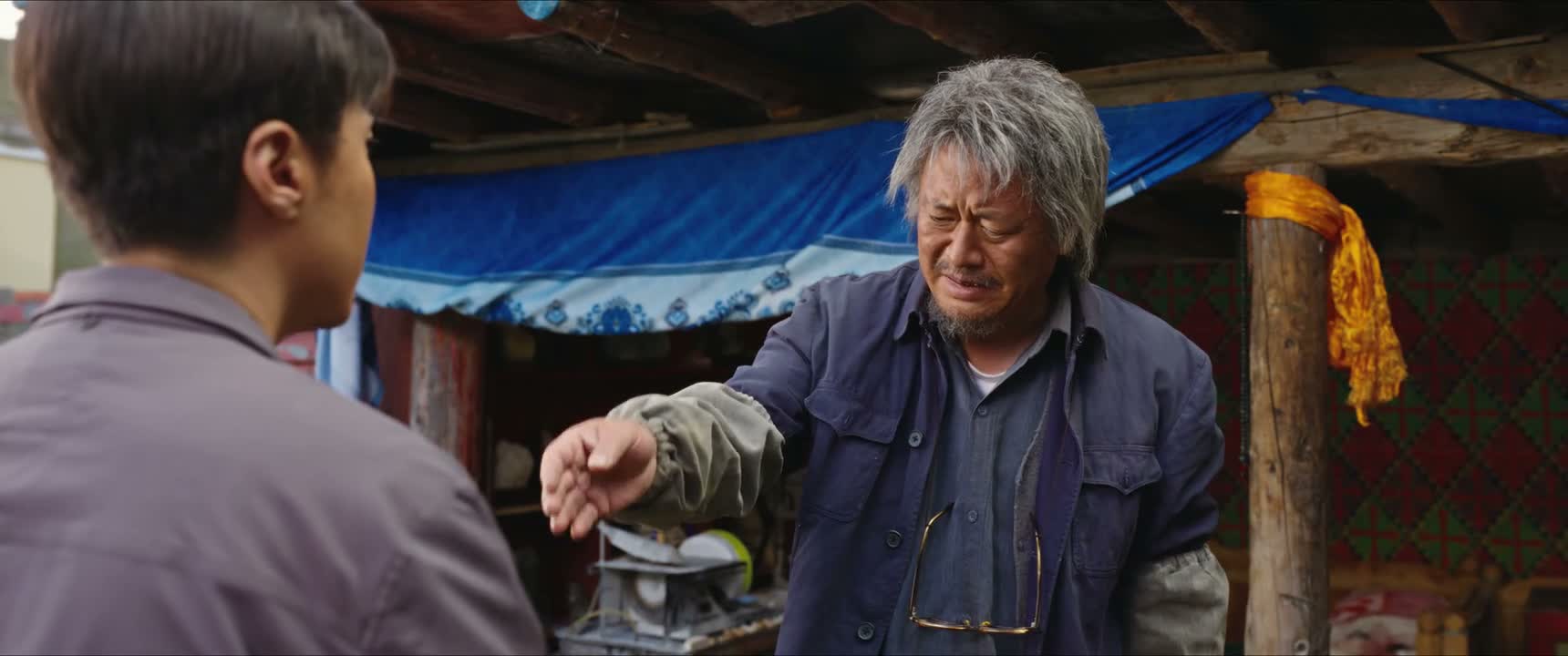 这两样都送你了 拿去吧