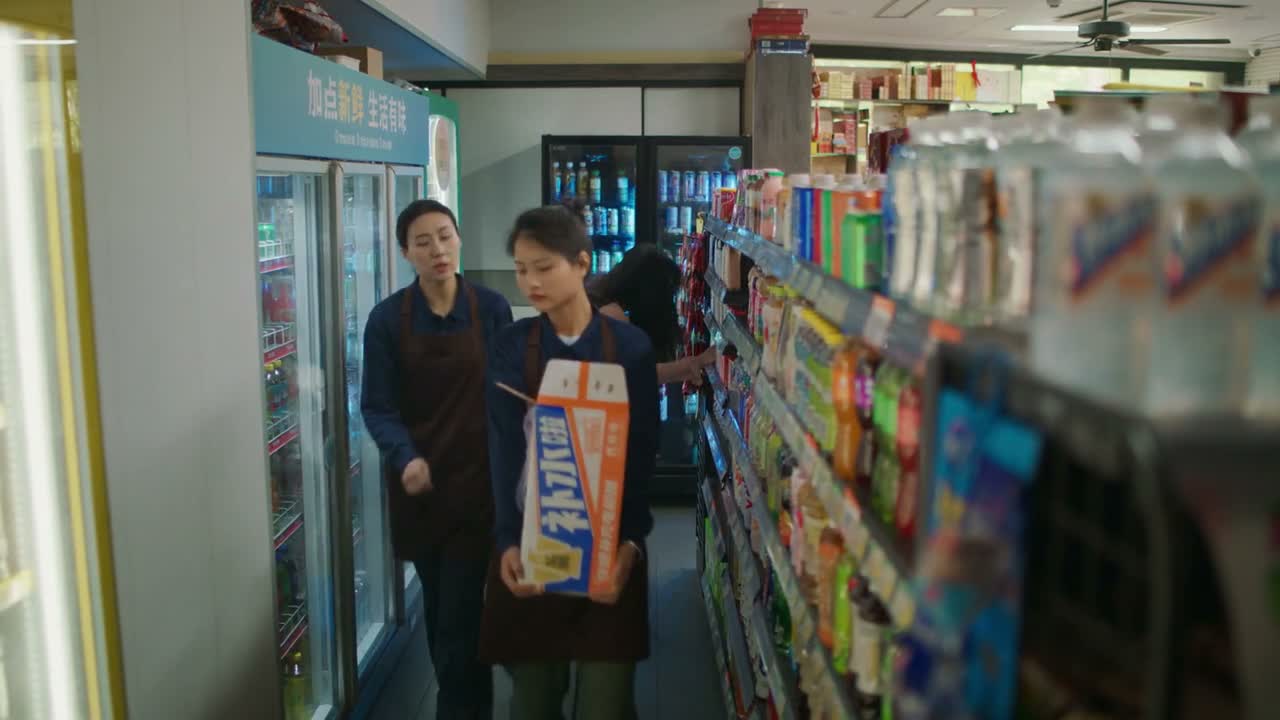 它的标签都是故意竖着贴的